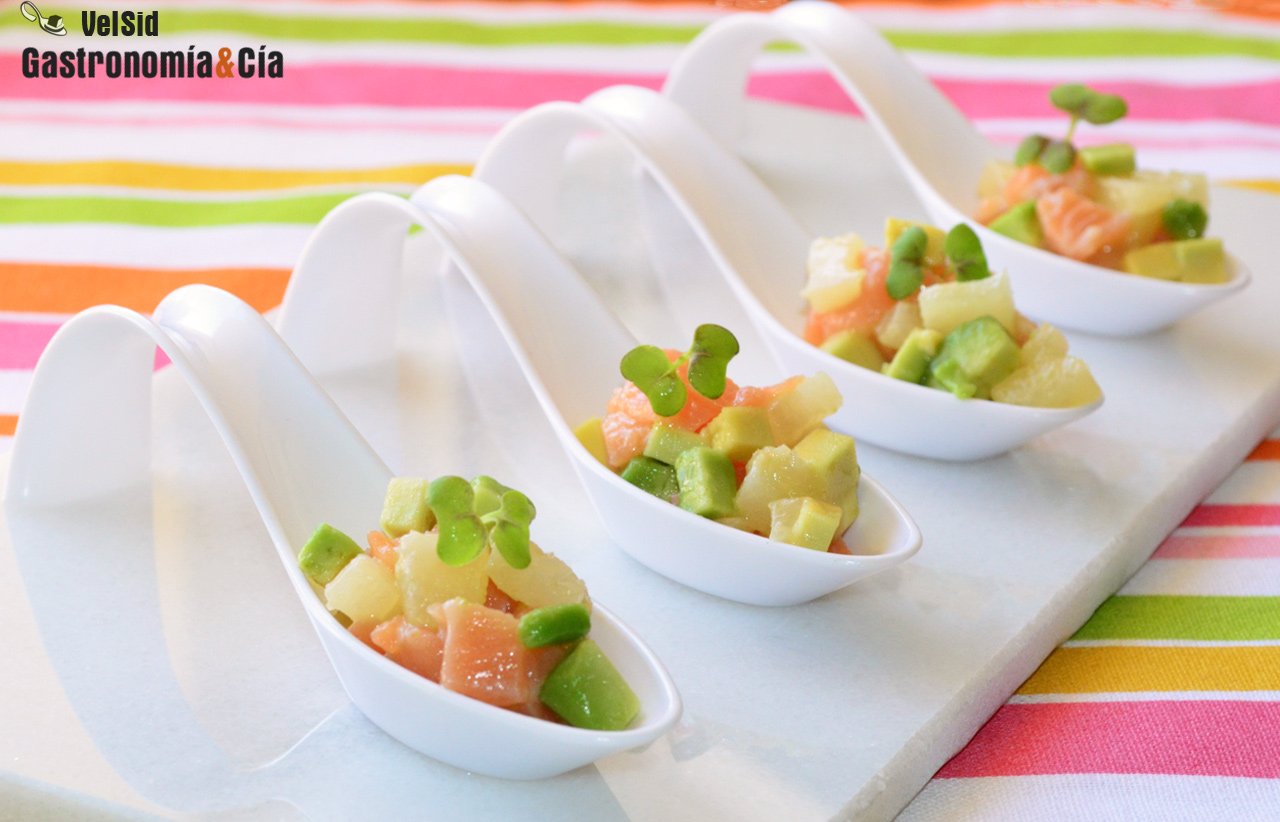 Salmón con piña, aguacate y mostaza