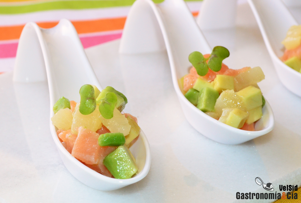 Salmón con piña, aguacate y mostaza