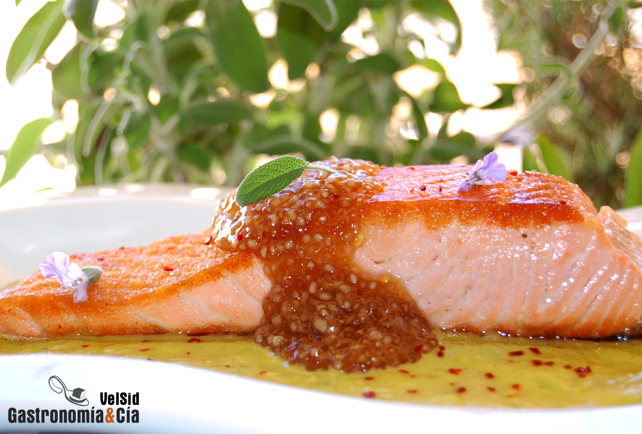 Salmón con salsa cremosa de piña y tapioca de soja