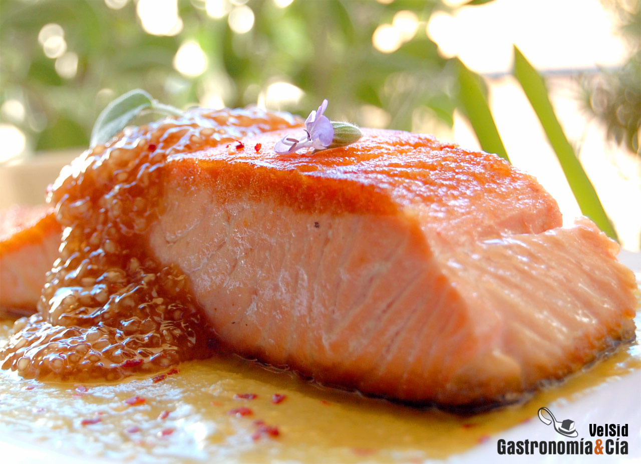 Salmón con salsa cremosa de piña y tapioca de soja