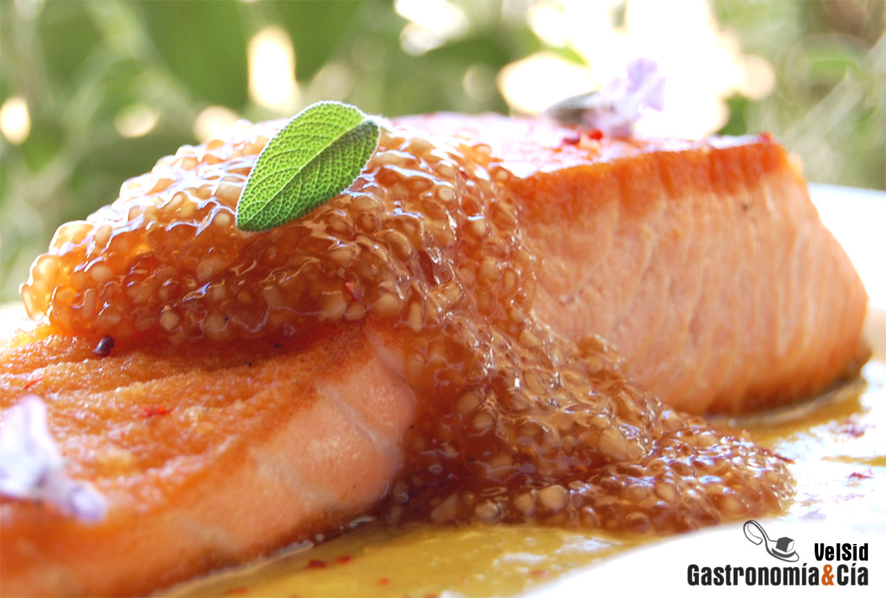 Salmón con salsa cremosa de piña y tapioca de soja