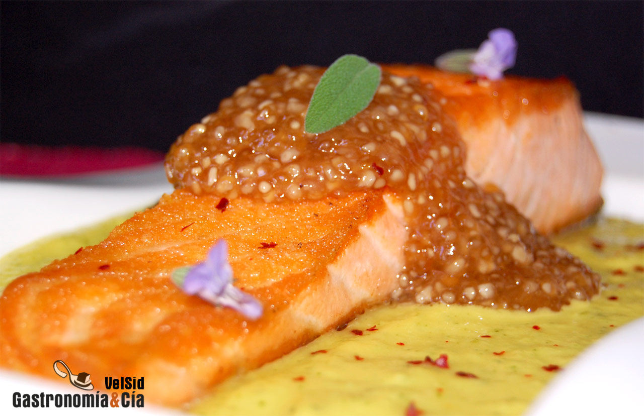 Salmón con salsa cremosa de piña y tapioca de soja
