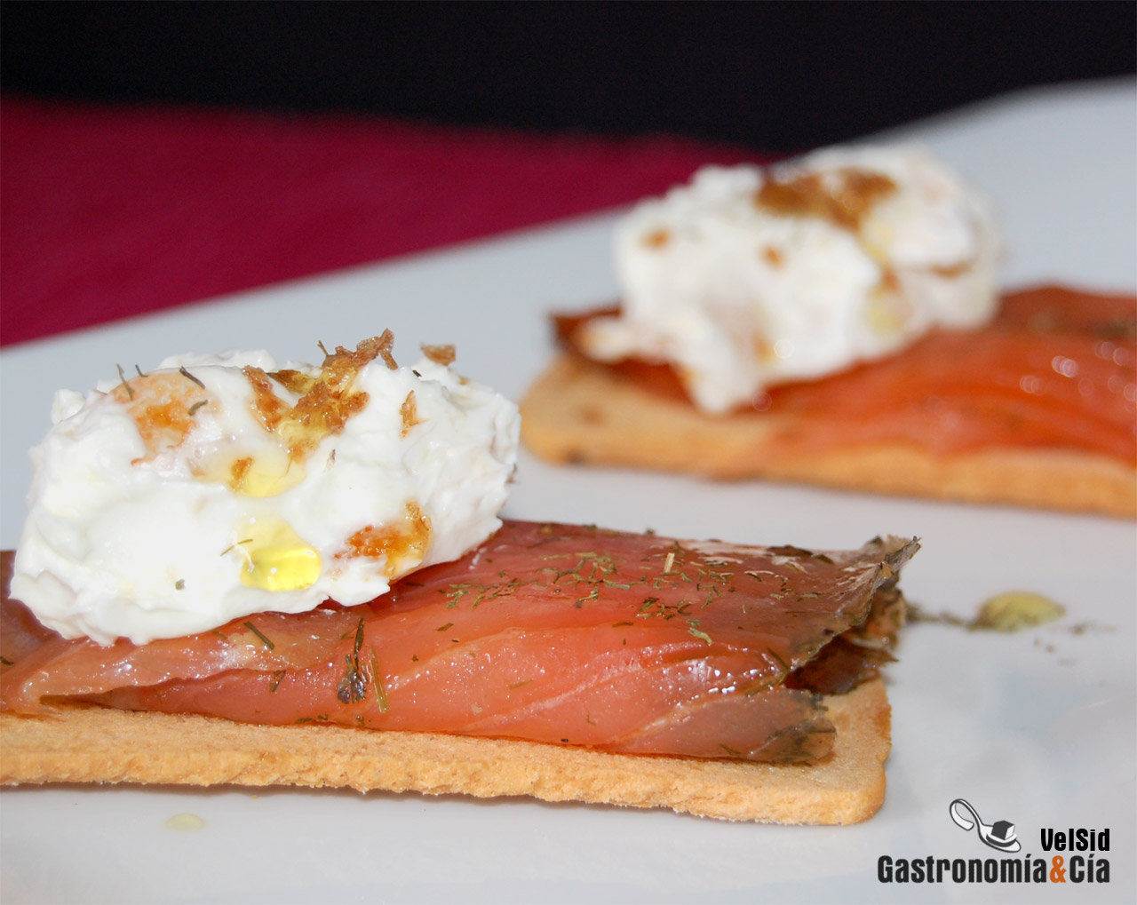 Salmón con queso crema, avellanas y orejones