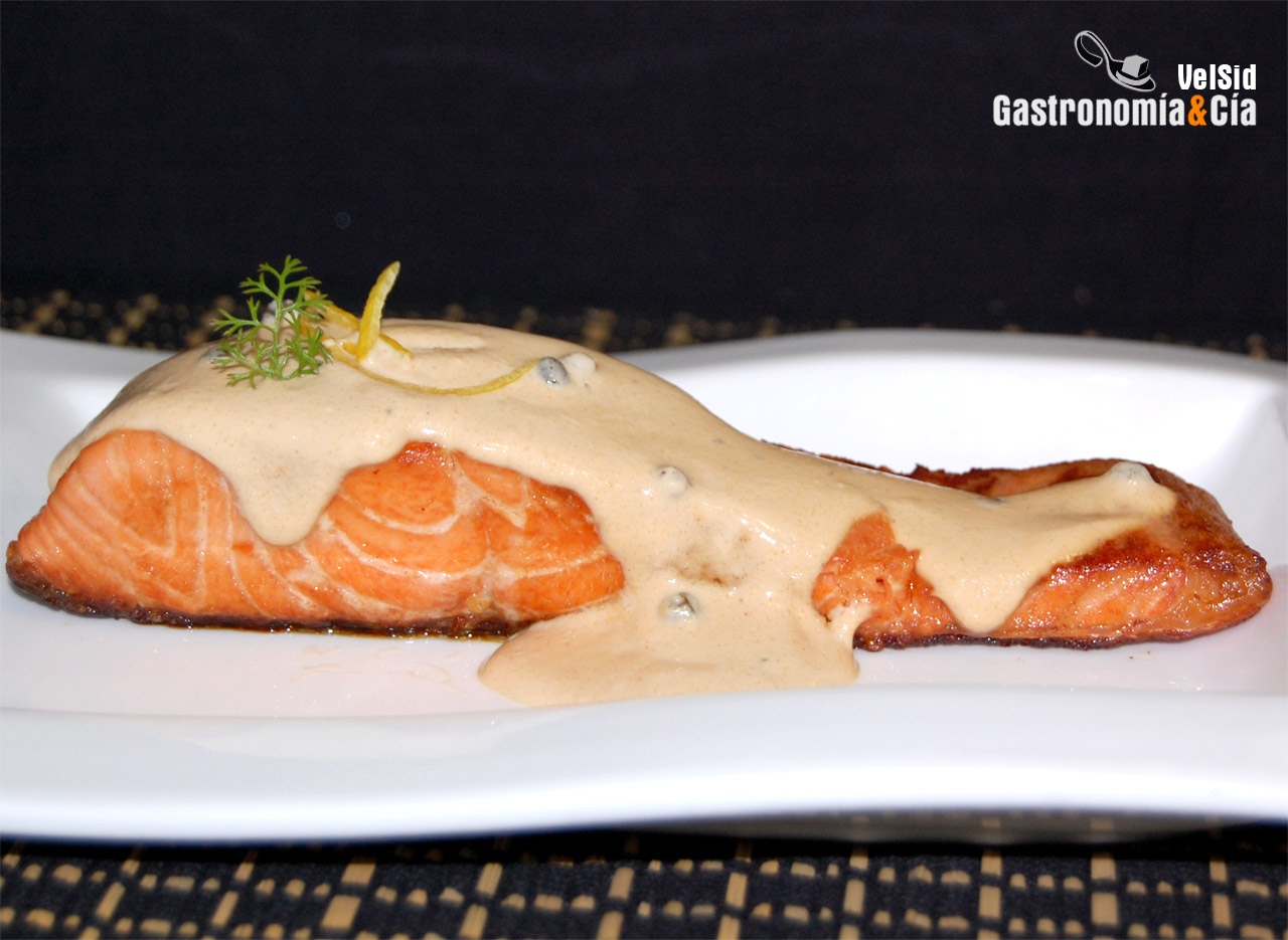 Salmón marinado con salsa de soja y limón