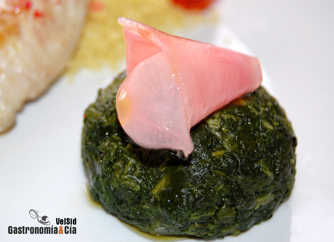 Salmonetes con cuscús de espinacas