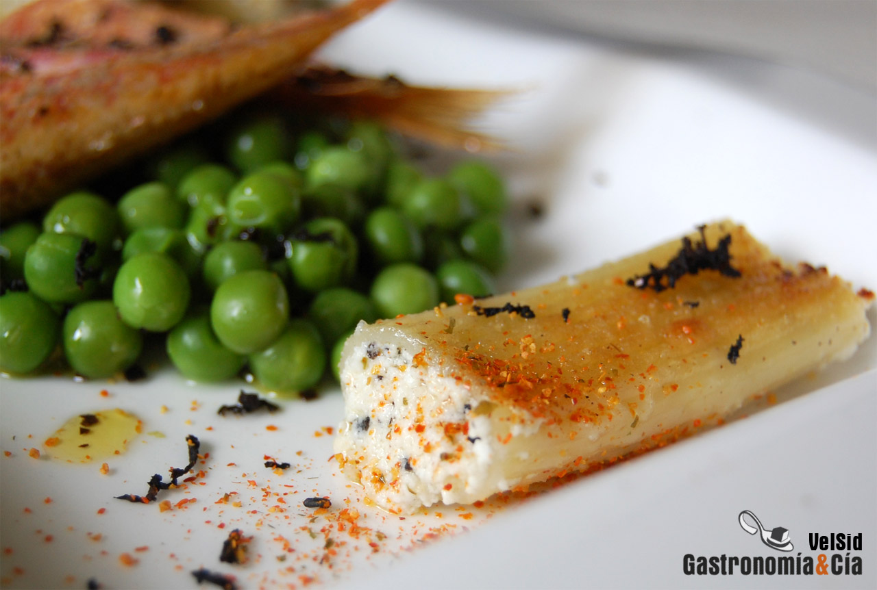 Salmonetes con macarrón relleno de queso y trufa
