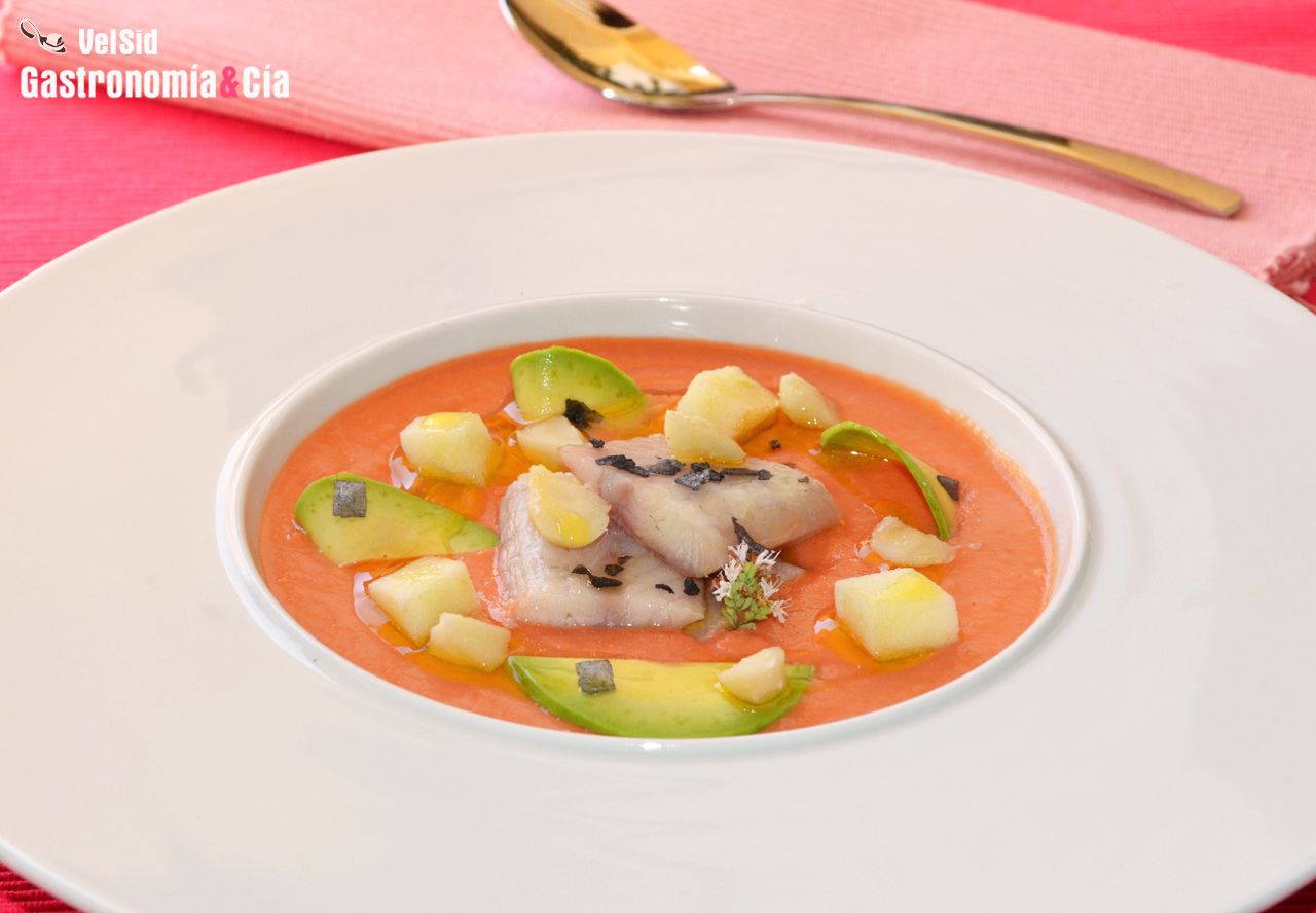 Salmorejo con anguila ahumada, aguacate y manzana verde