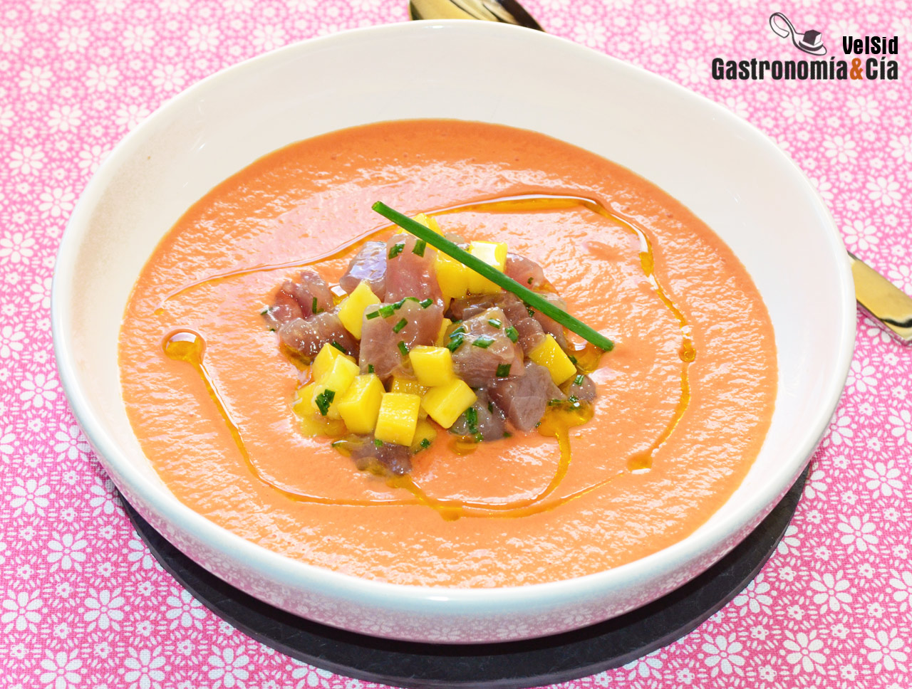 Salmorejo con tartar de atún y mango