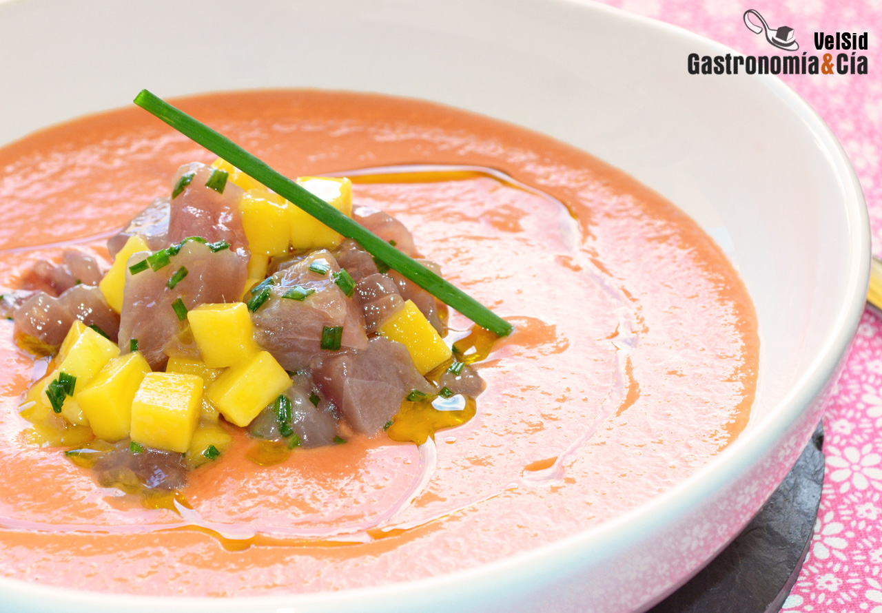 Salmorejo con tartar de atún y mango