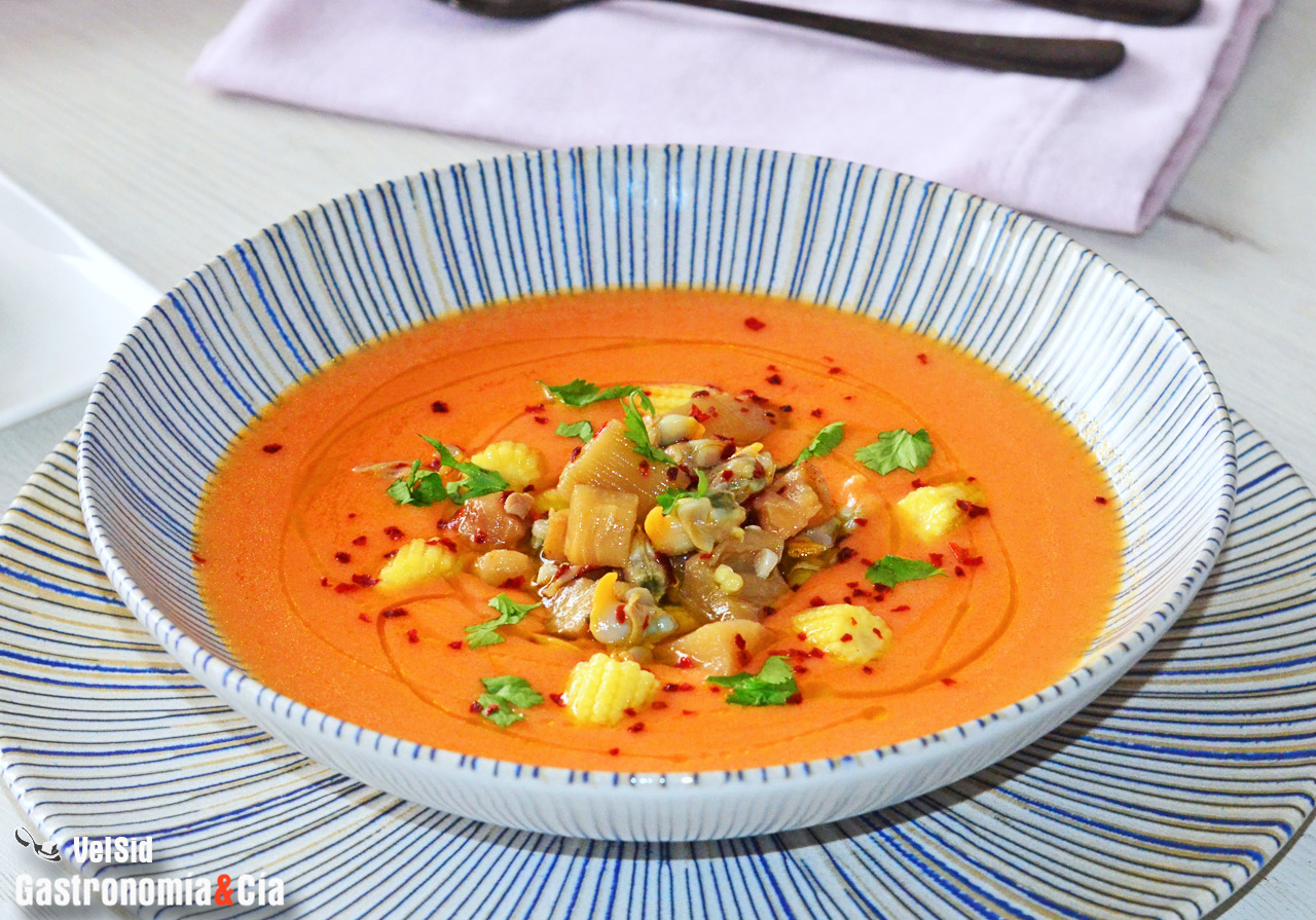 Salmorejo con berberechos y berenjena encurtida