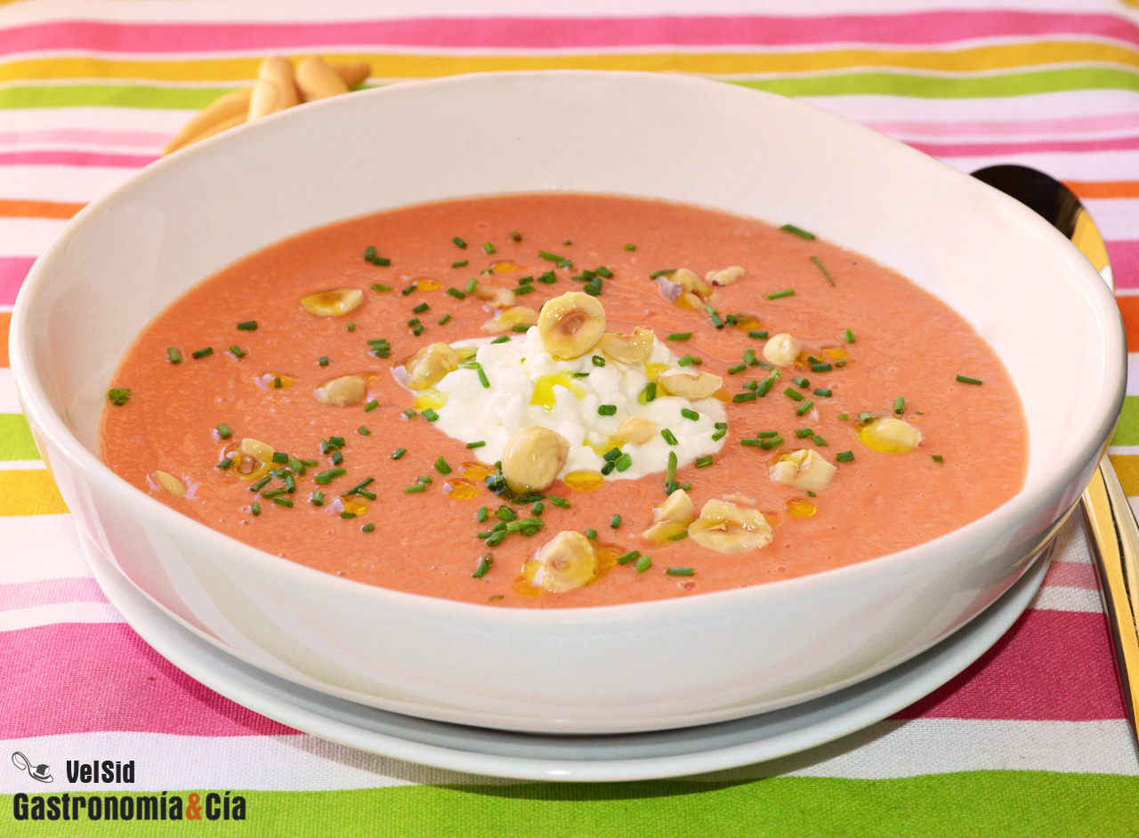 Salmorejo con queso cottage y avellanas