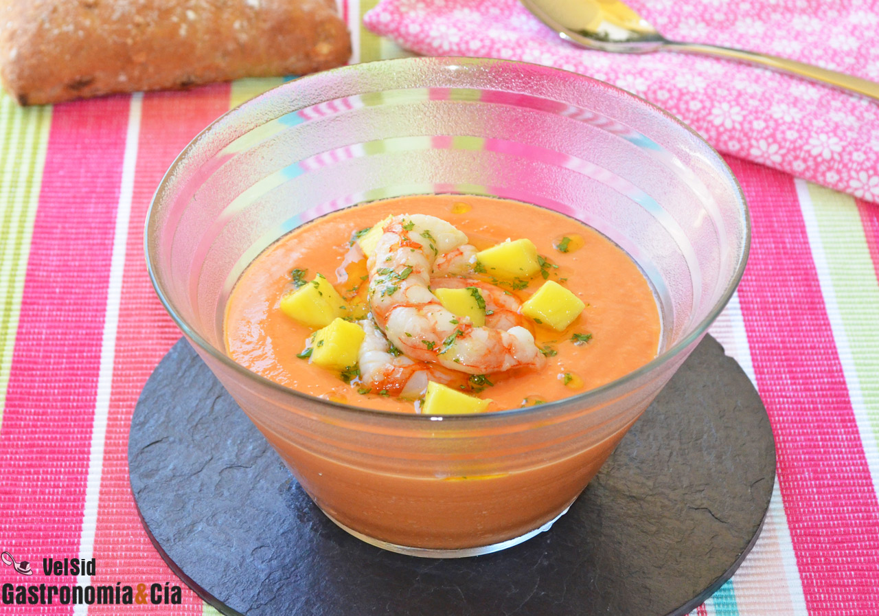 Salmorejo de mango con gambas