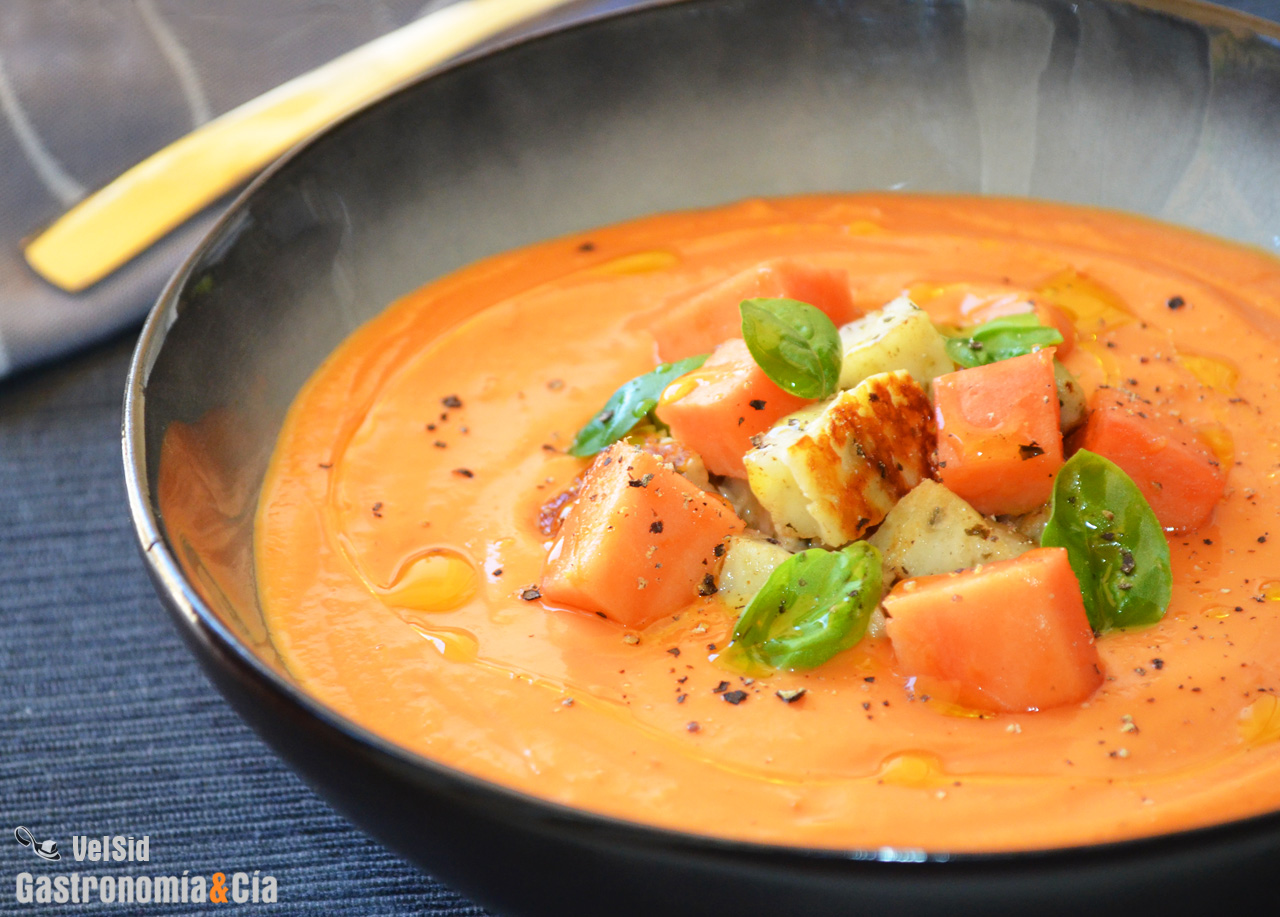 Salmorejo de papaya con queso halloumi y albahaca