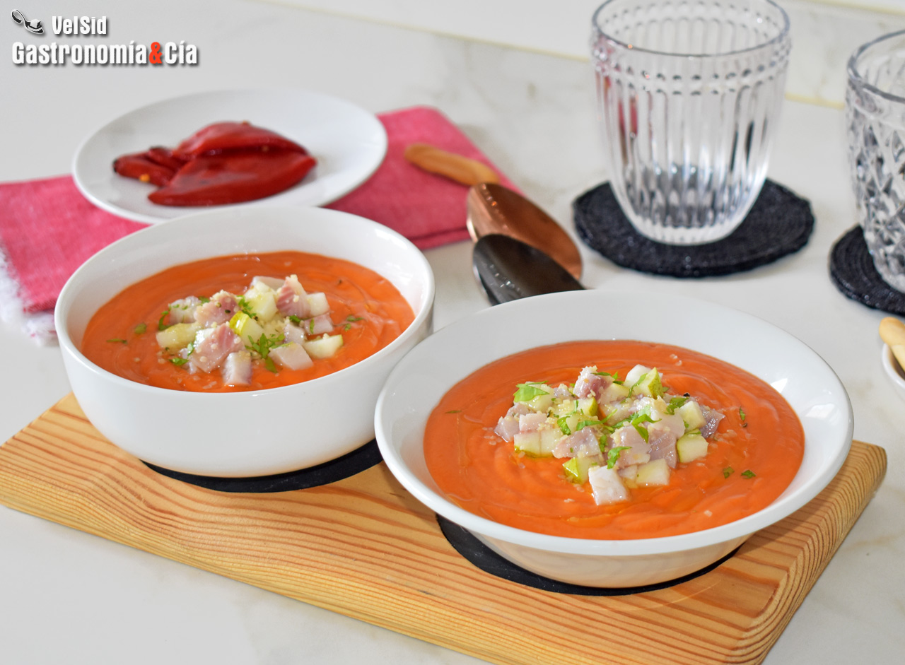 Salmorejo de pimientos del piquillo, pera y anguila