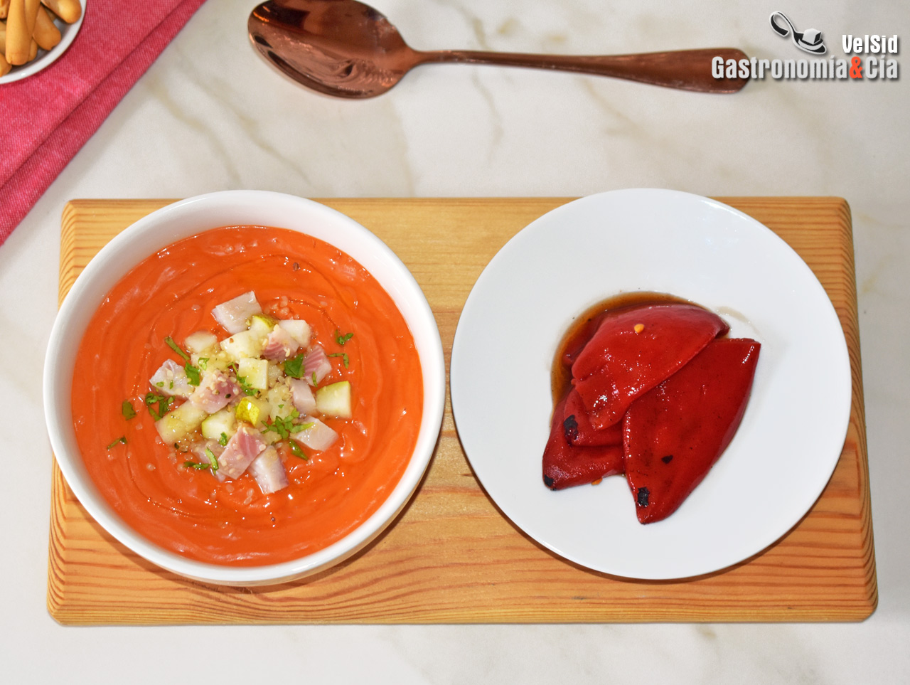 Salmorejo de pimientos del piquillo, pera y anguila
