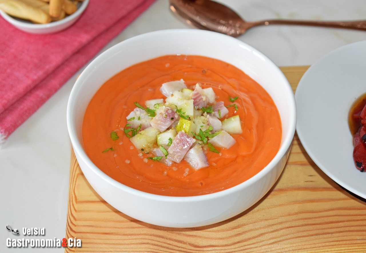 Salmorejo de pimientos del piquillo, pera y anguila