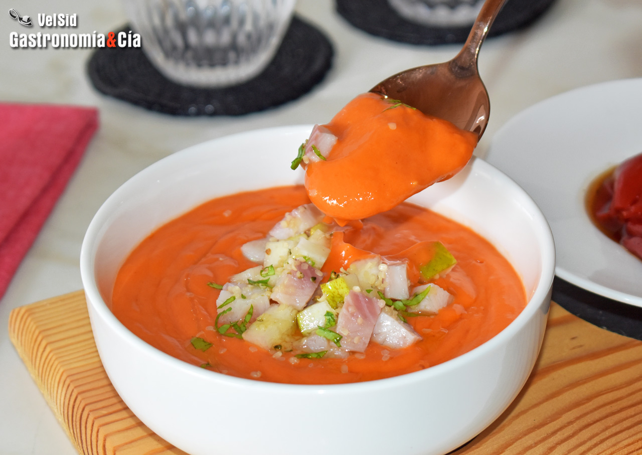 Salmorejo de pimientos del piquillo, pera y anguila
