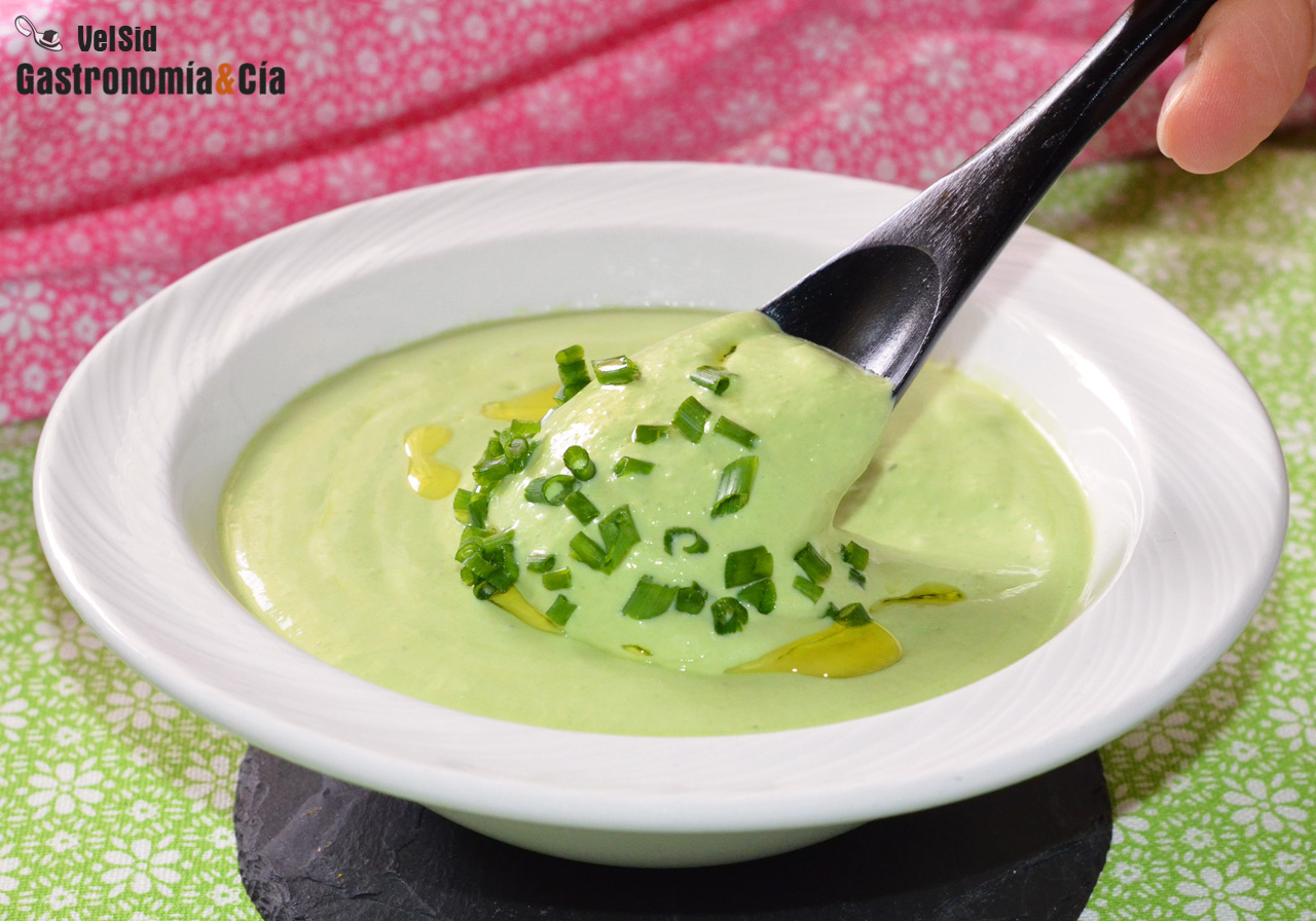 Salsa de yogur y cebollino, un aderezo ligero y delicio