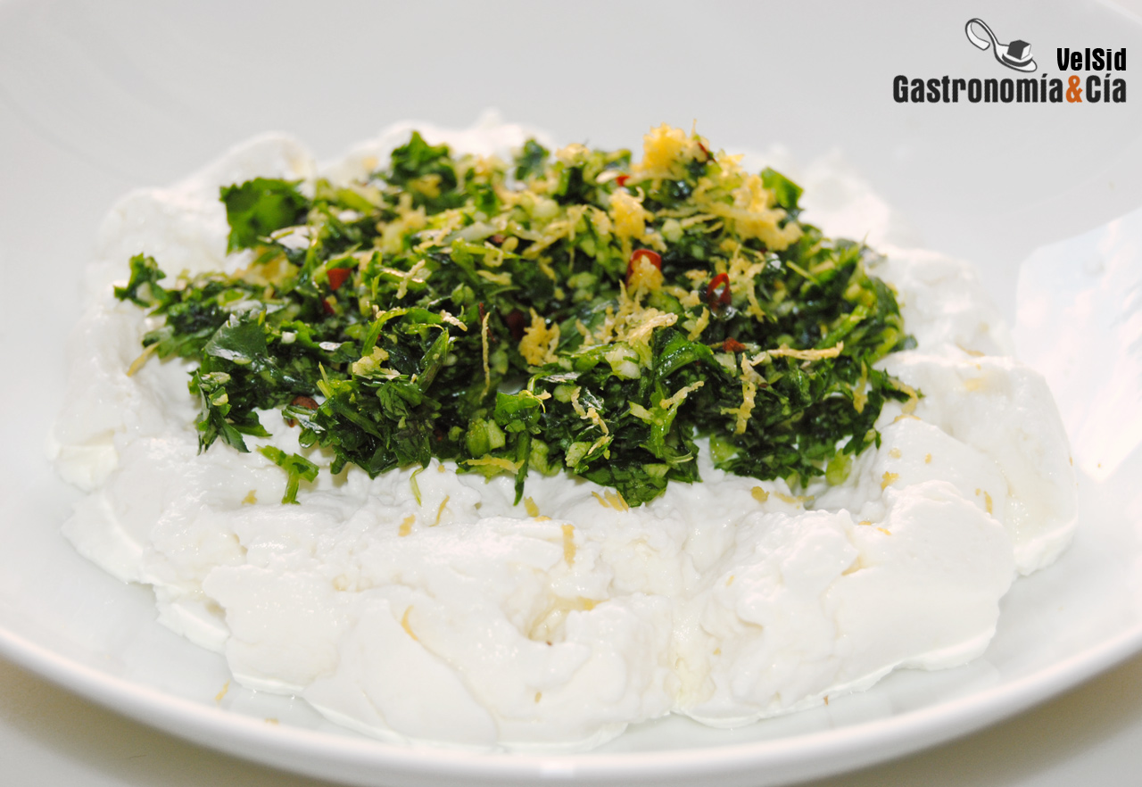 Salsa de yogur, cilantro y guindilla