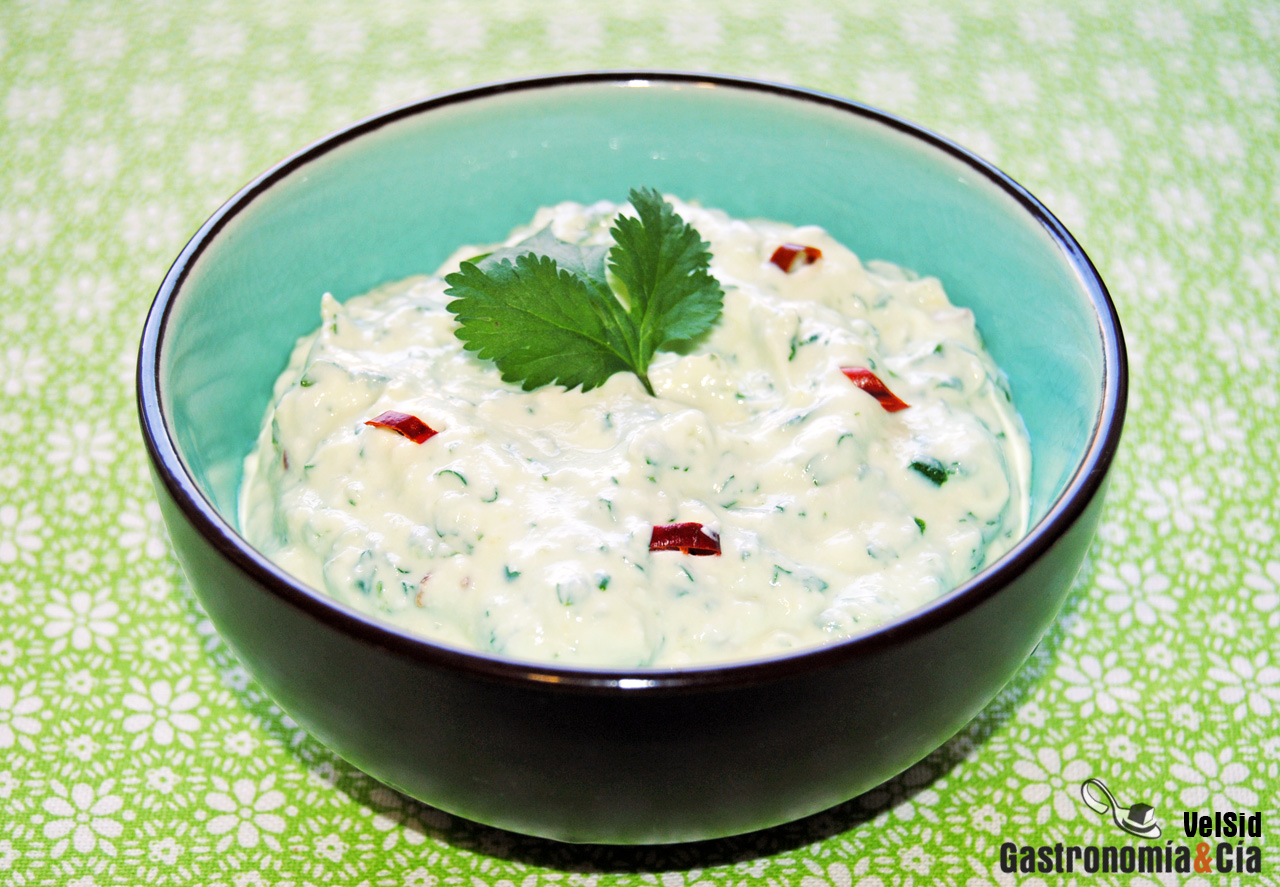 Salsa de yogur, cilantro y guindilla