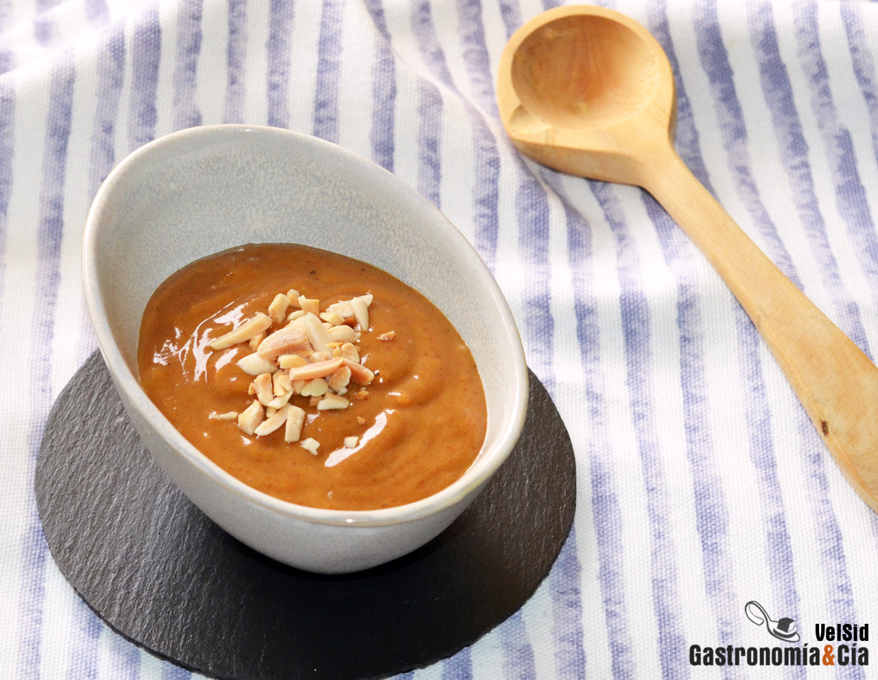 Salsa de almendra, mostaza y sriracha