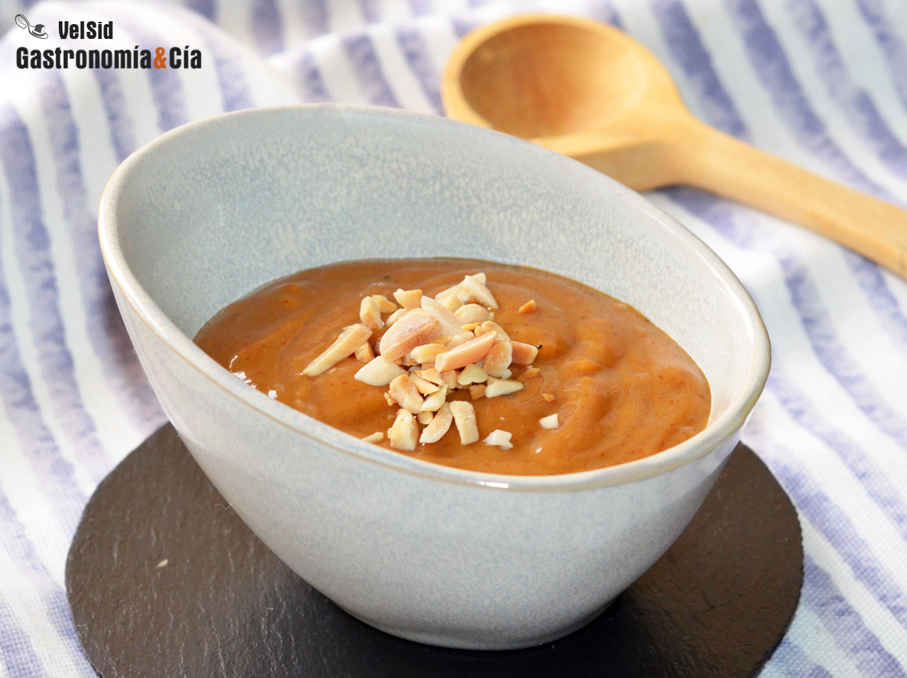 Salsa de almendra, mostaza y sriracha