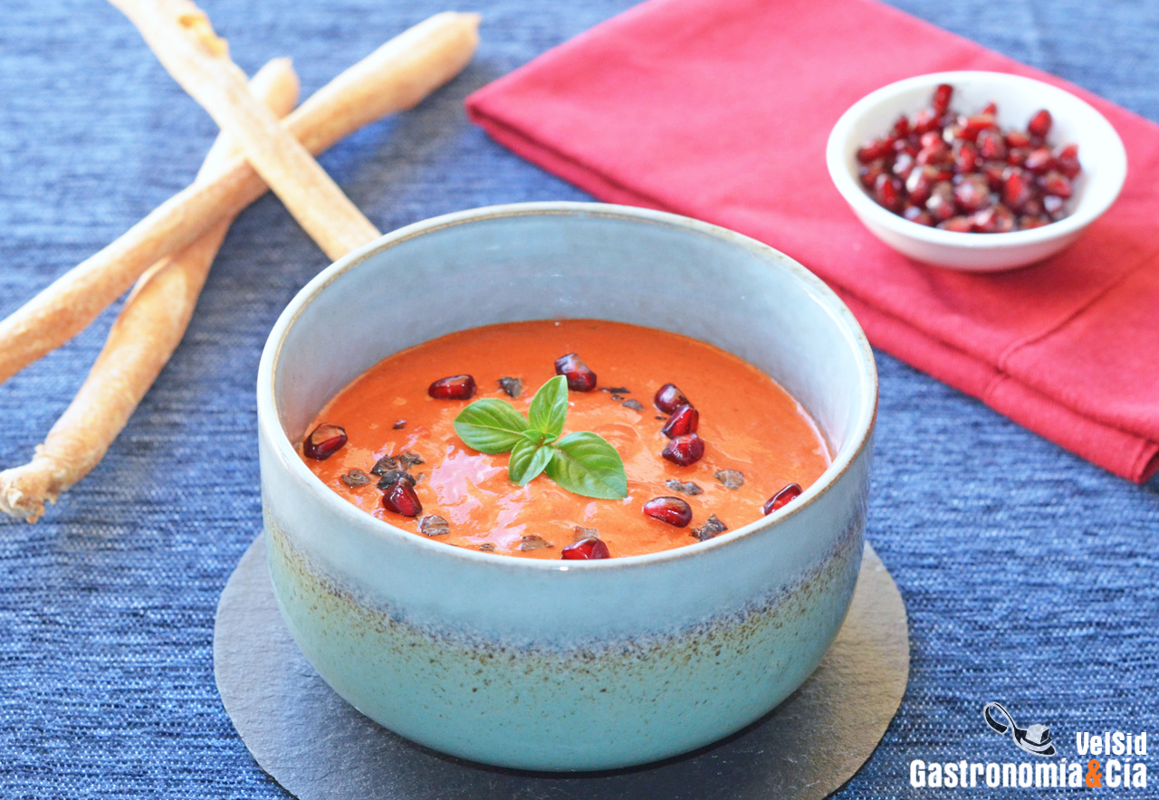 Pimientos asados, queso y albahaca