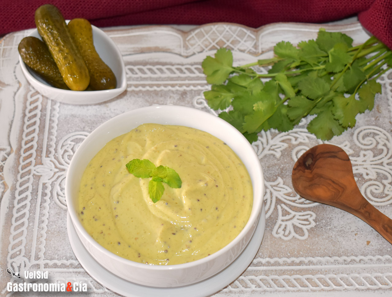 Salsa de mostaza y pepinillos