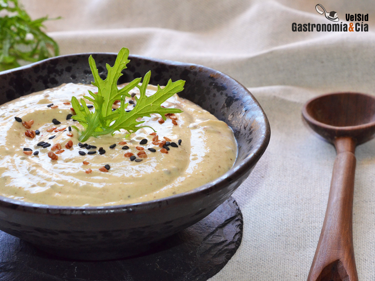 Salsa de yogur, tahini y mostaza, un aderezo que enriqu