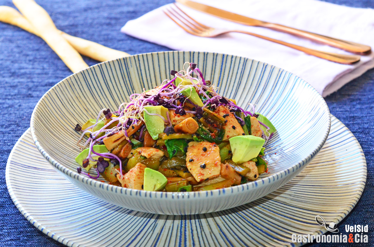 Salteado de pollo con bok choy y aguacate