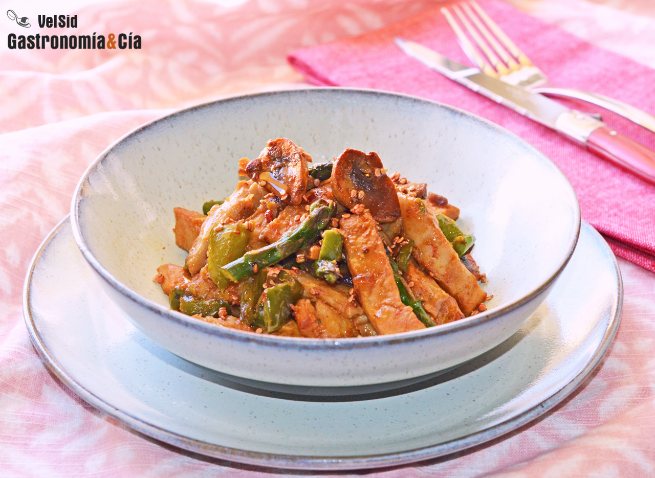 Salteado de hortalizas con Heura, soja y sésamo