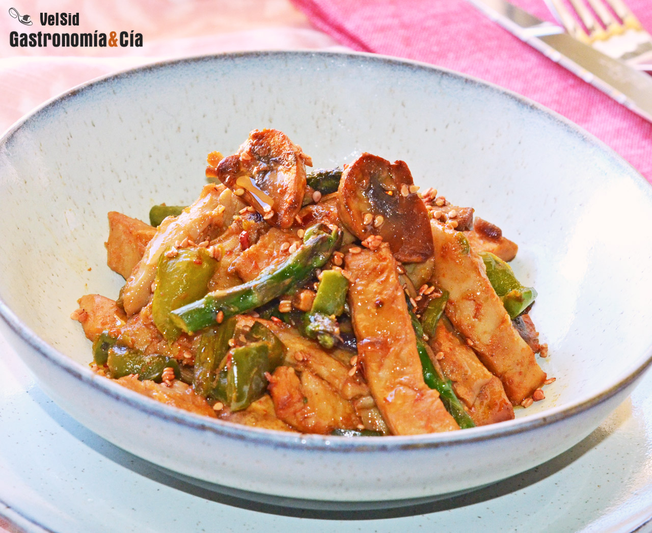 Salteado de hortalizas con Heura, soja y sésamo