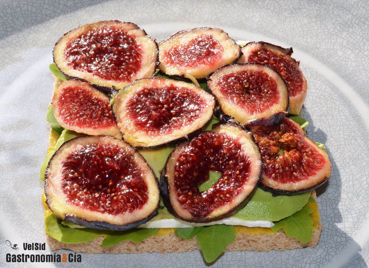 Sándwich con aguacate, higos y queso brie