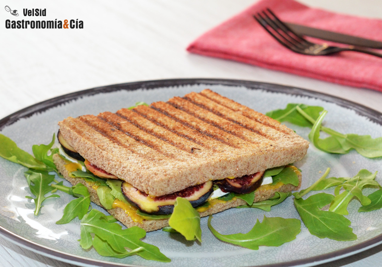 Sándwich con aguacate, higos y queso brie