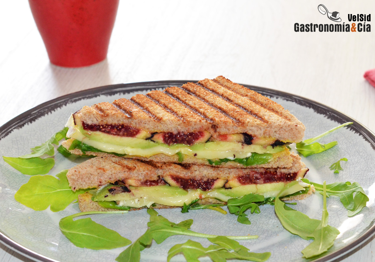 Sándwich con aguacate, higos y queso brie