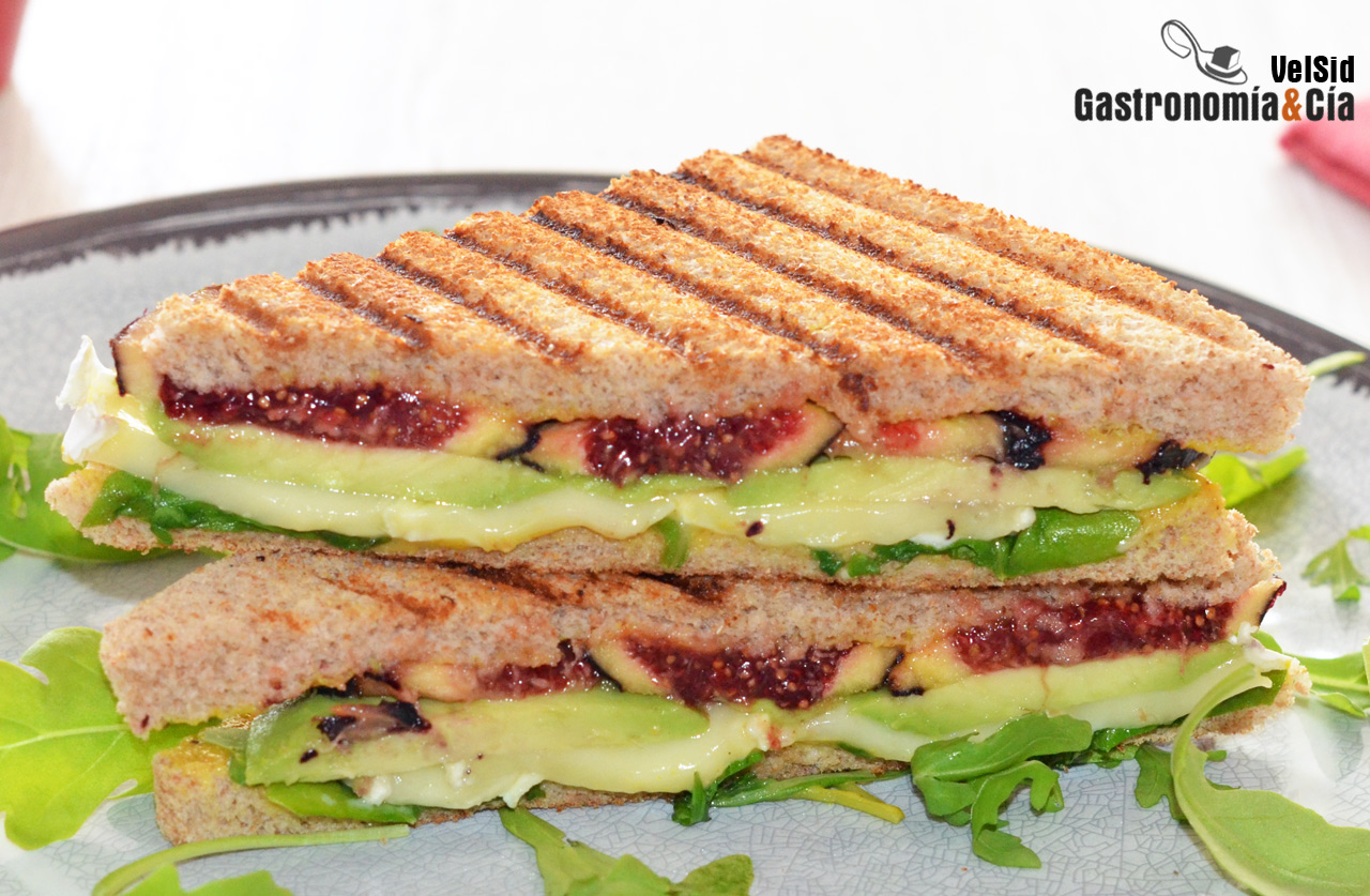 Sándwich con aguacate, higos y queso brie