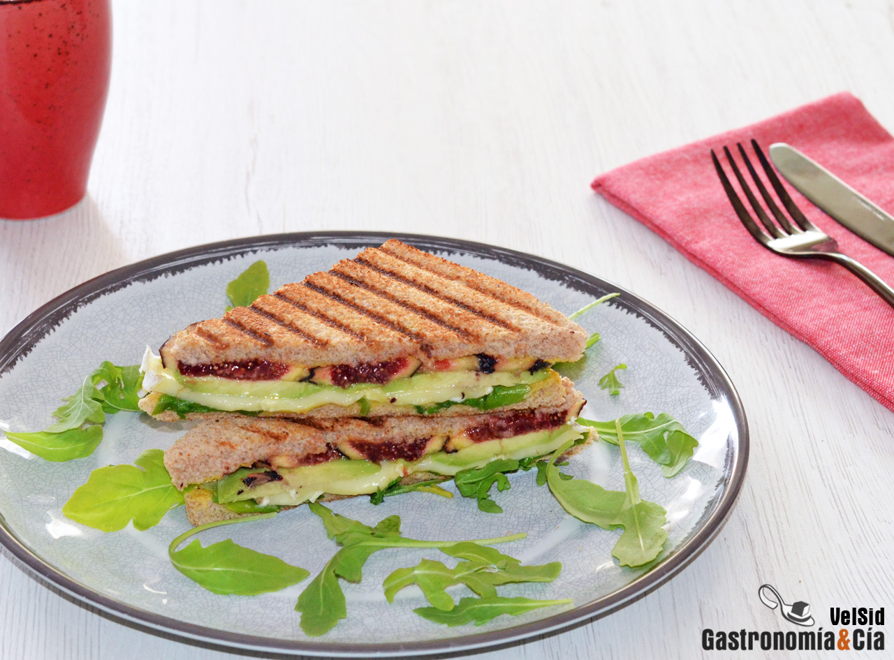 Sándwich con aguacate, higos y queso brie