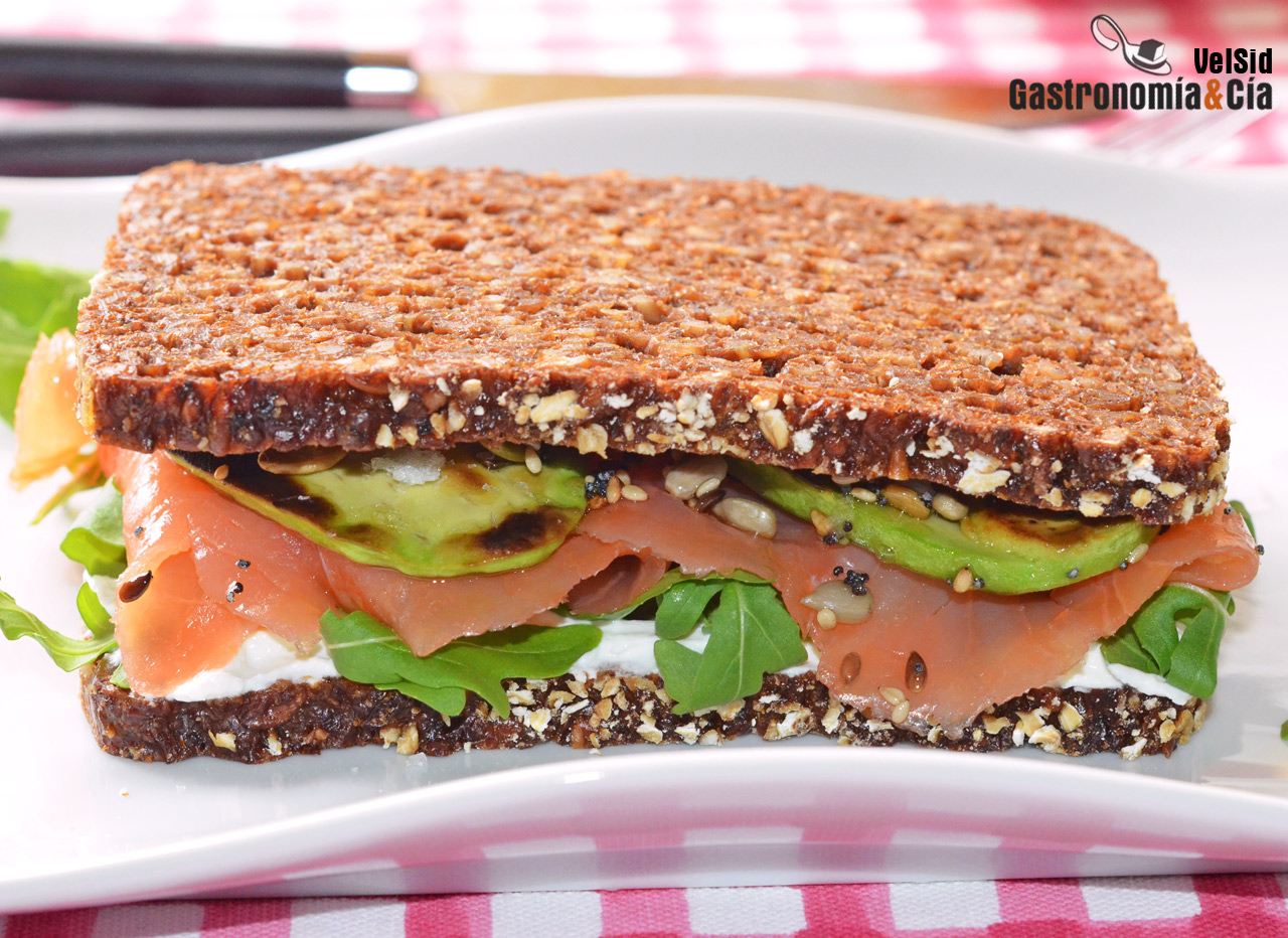 Sándwich de aguacate a la parrilla con salmón ahumado y