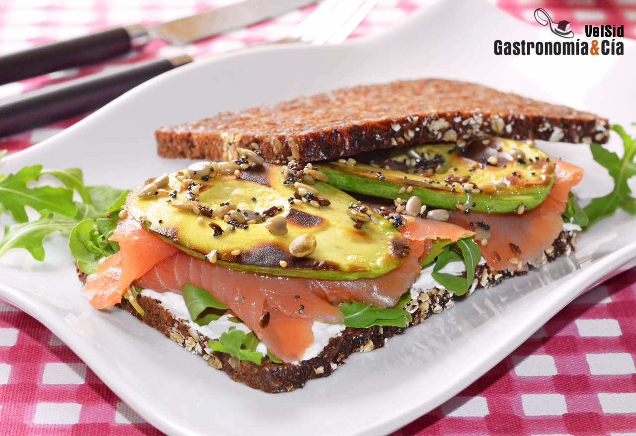 Sándwich de aguacate a la parrilla con salmón ahumado y