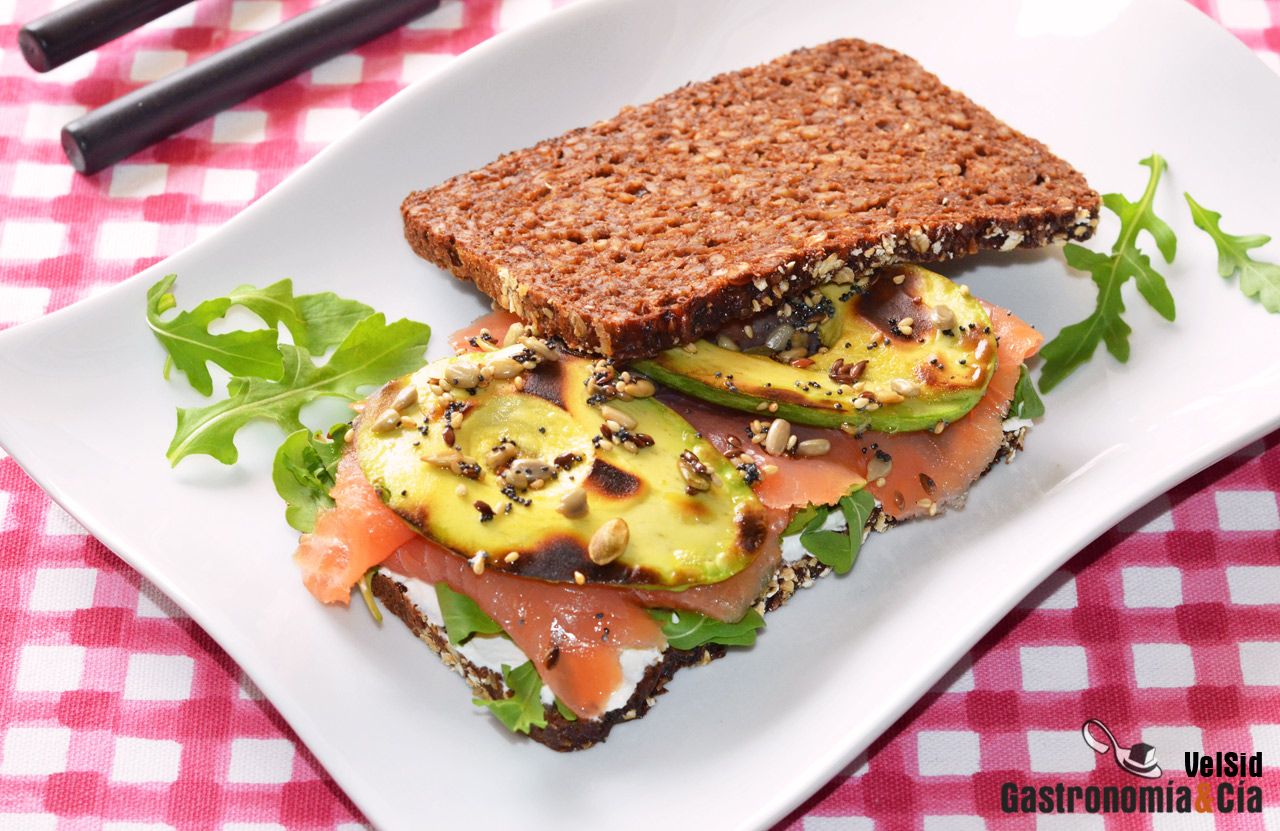 Sándwich de aguacate a la parrilla con salmón ahumado y