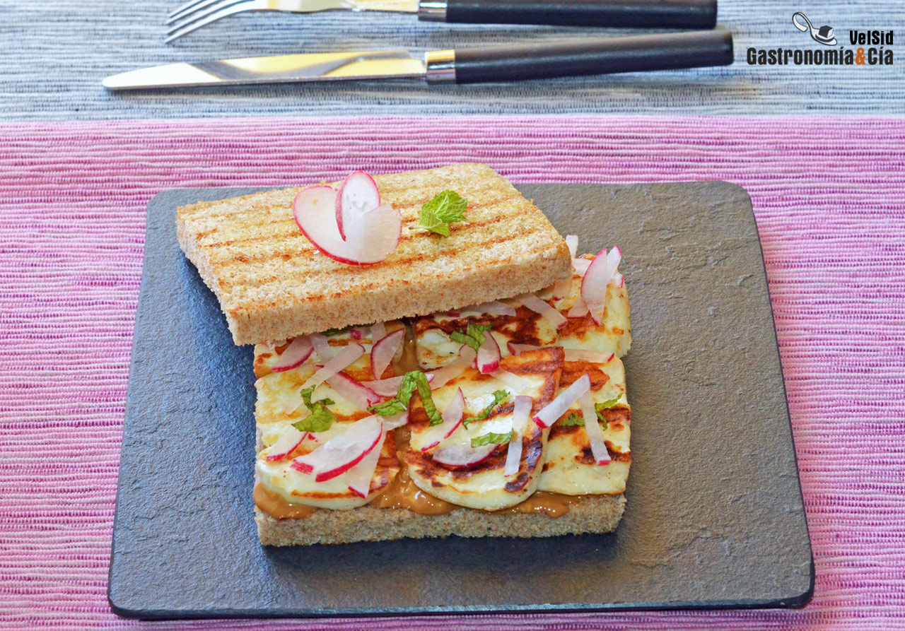 Sándwich de crema de cacahuete, halloumi y rabanitos