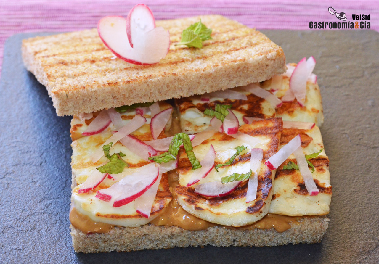 Sándwich de crema de cacahuete, halloumi y rabanitos