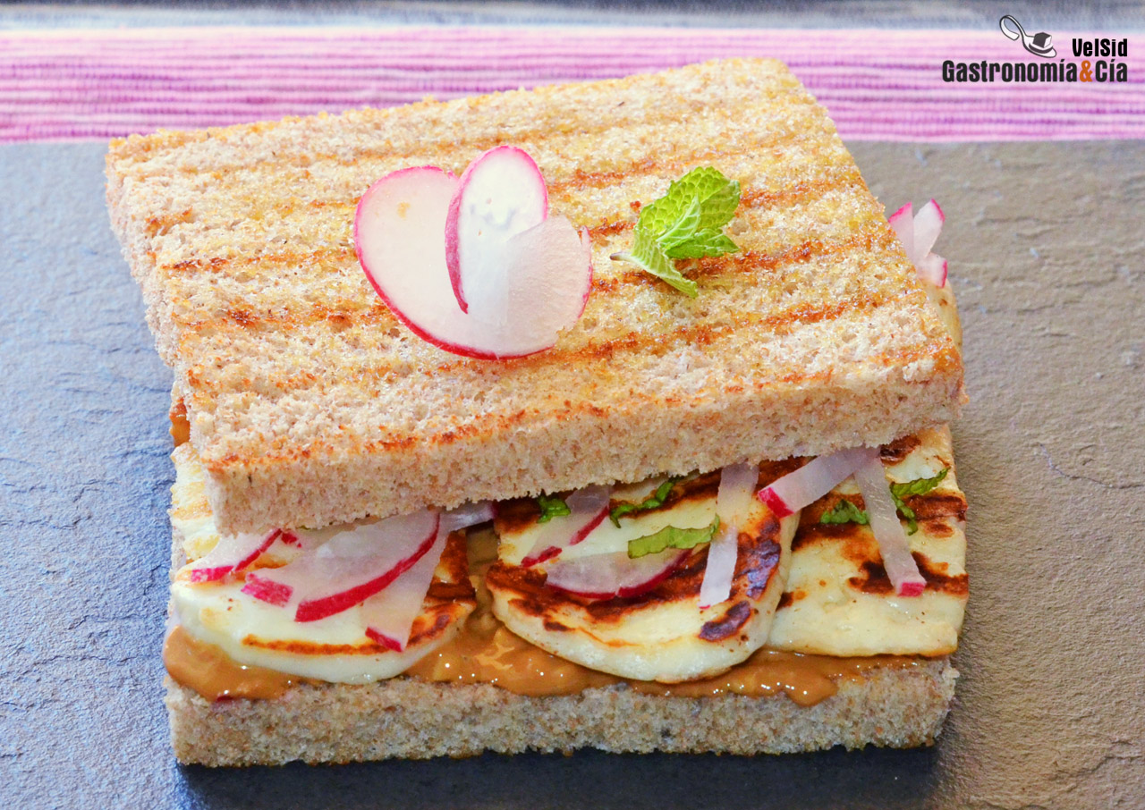 Sándwich de crema de cacahuete, halloumi y rabanitos