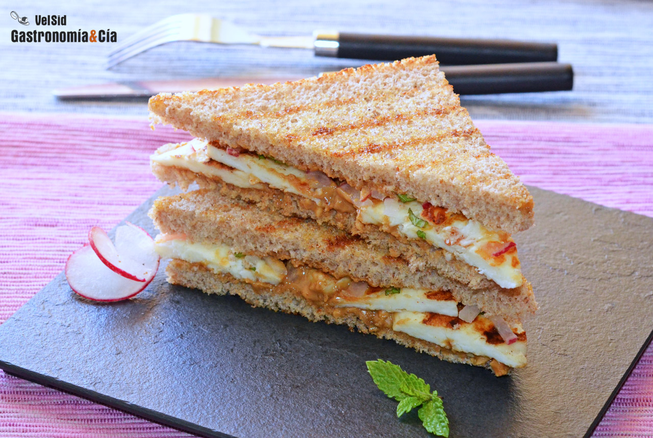 Sándwich de crema de cacahuete, halloumi y rabanitos