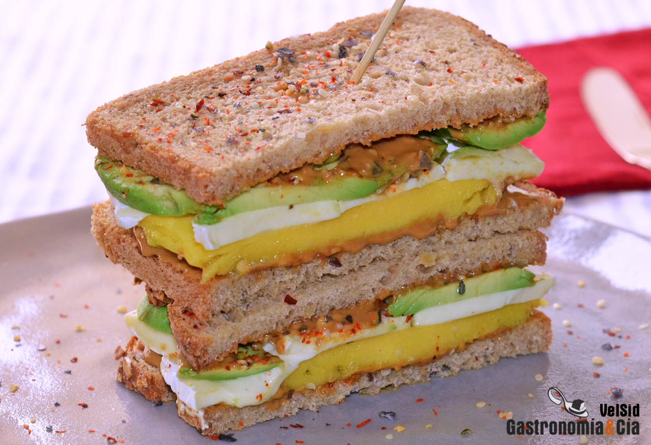Sándwich de queso Camembert, mango, aguacate y cacahuet