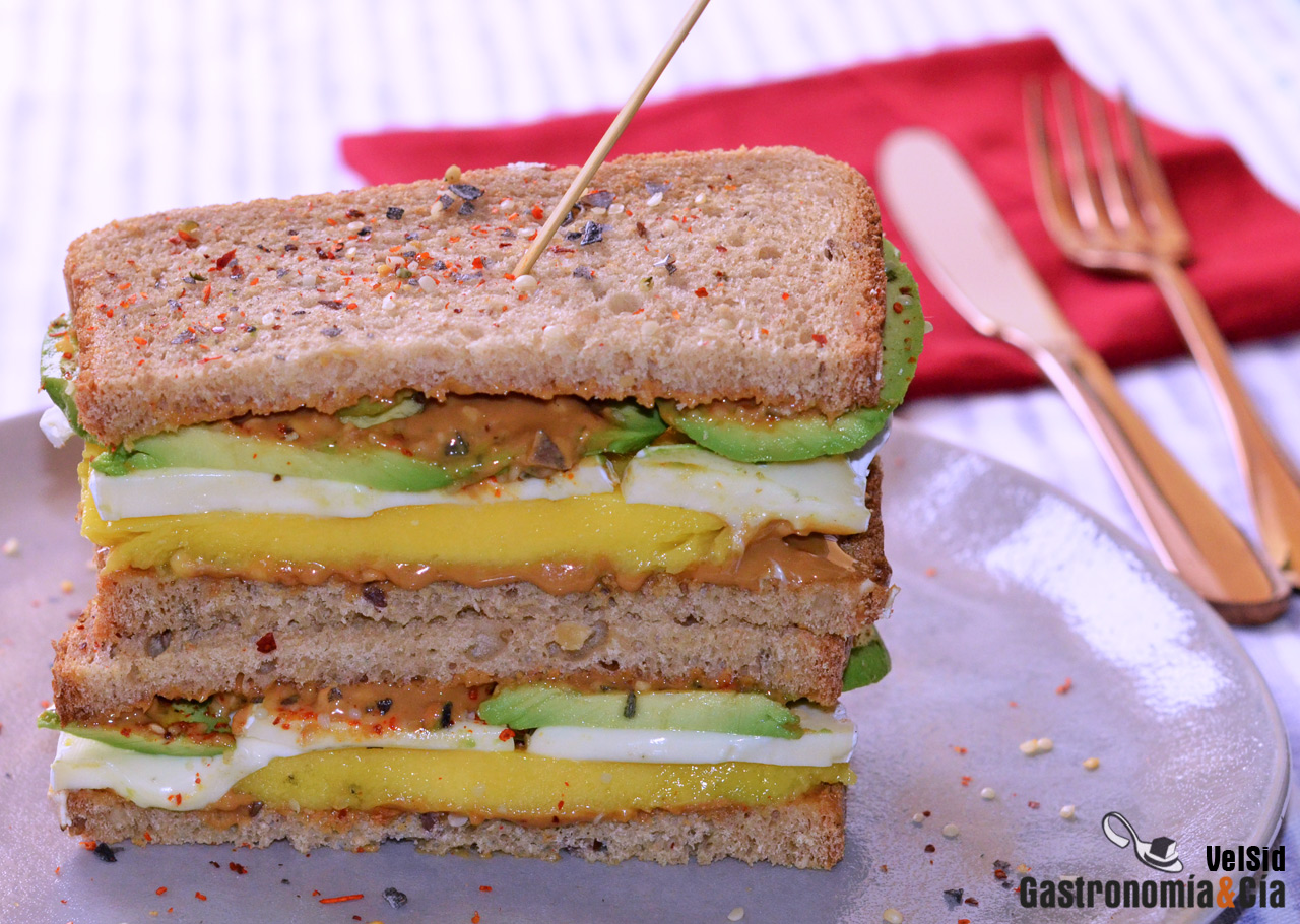 Sándwich de queso Camembert, mango, aguacate y cacahuet
