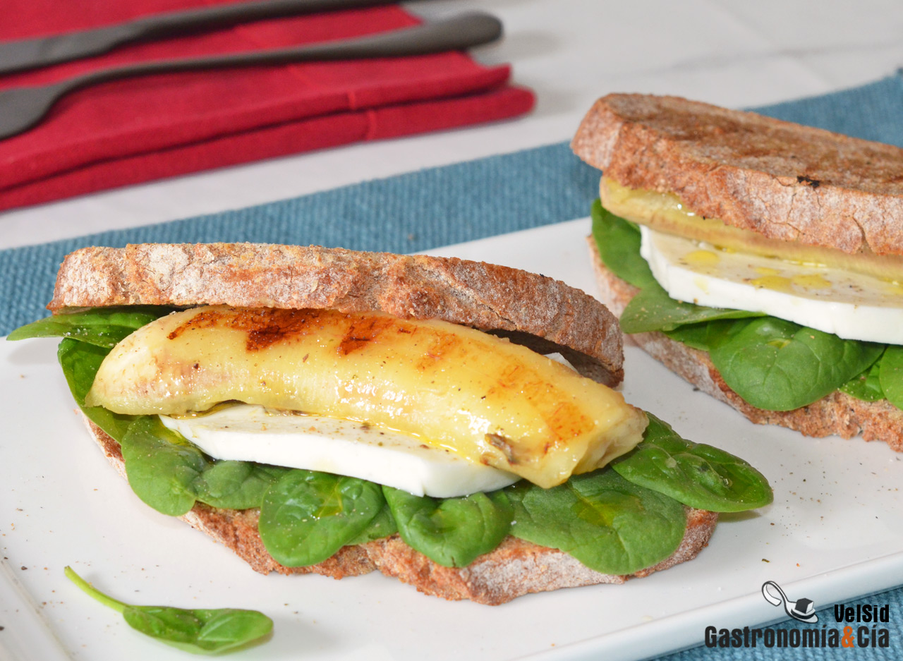 Sándwich de espinacas, queso fresco y plátano a la plan