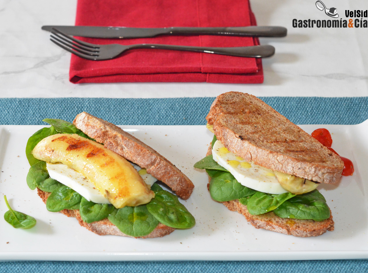 Sándwich de espinacas, queso fresco y plátano a la plan