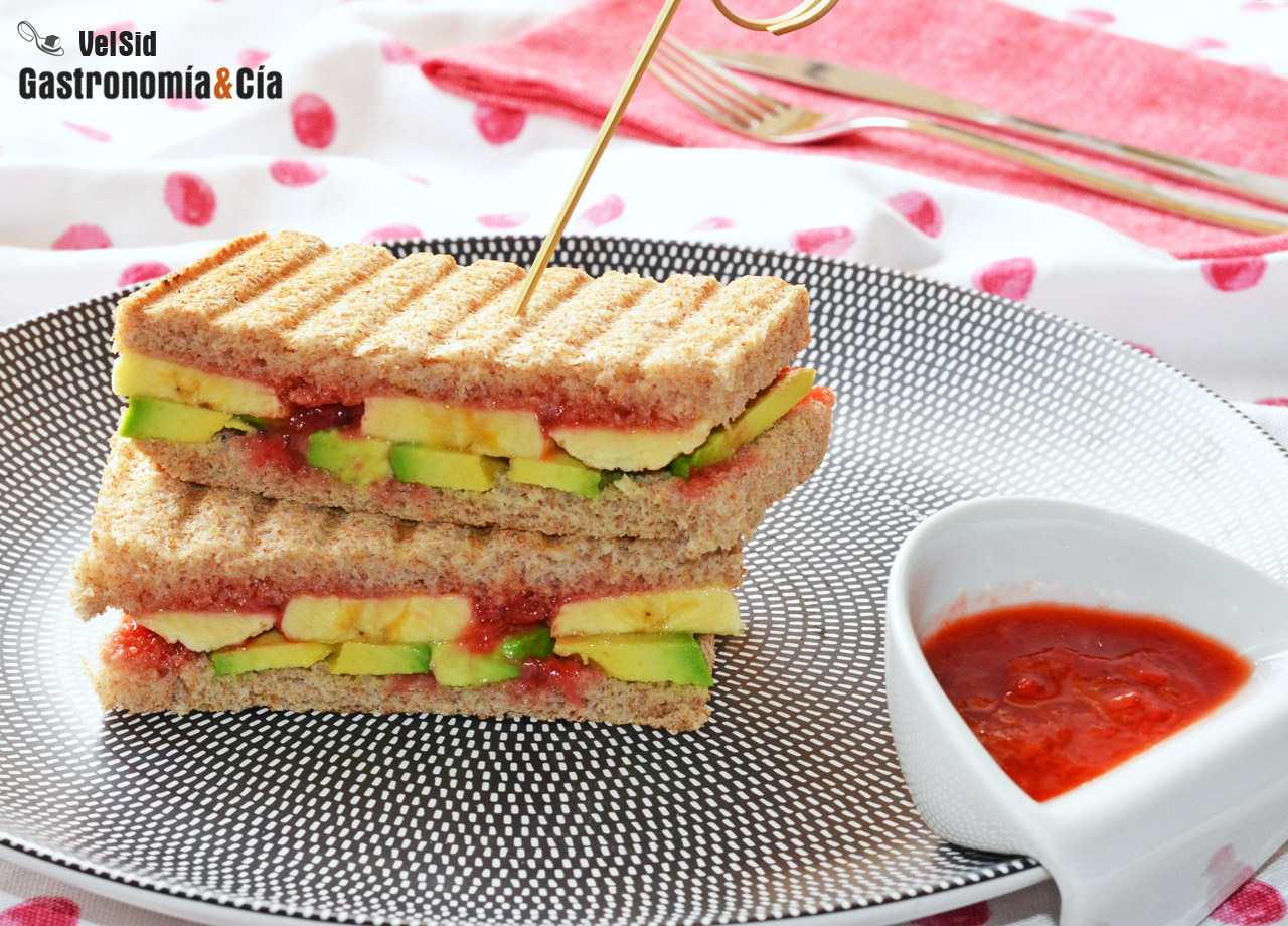 Sándwich de aguacate, plátano y coulis de fresa, un boc
