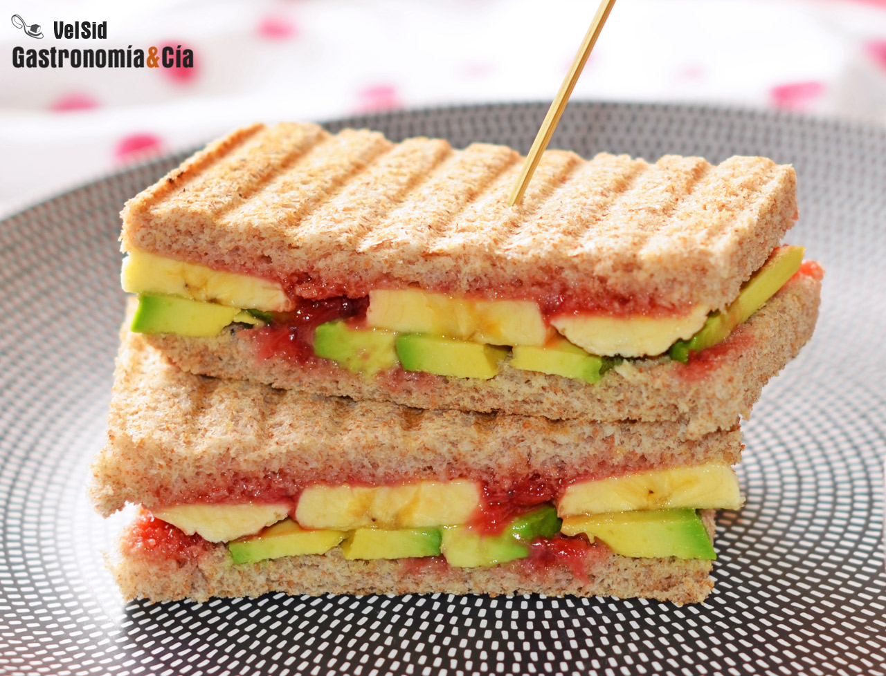 Sándwich de aguacate, plátano y coulis de fresa, un boc